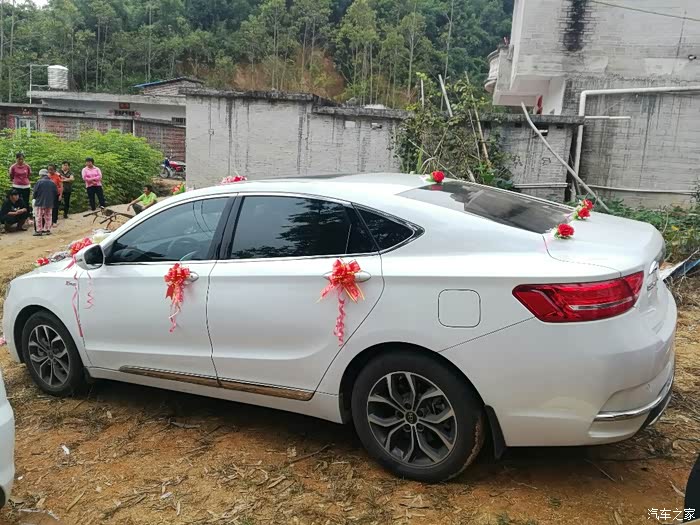 大吉利车队欢天喜地迎新娘子