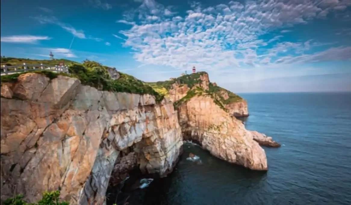 五虎礁更像是裸露在海面之外的五块大石头