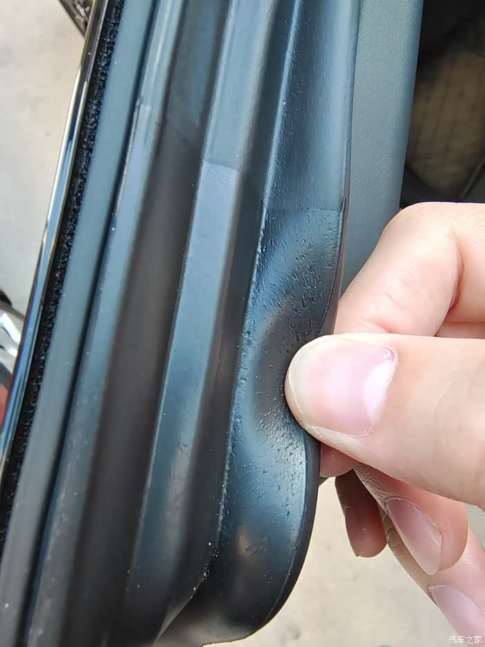 奕泽车门橡胶不同程度老化开裂