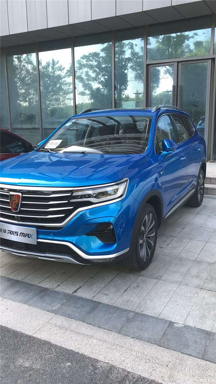 门口就放了一台蓝色的.