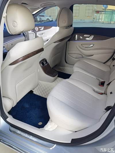 开宝马,坐奔驰,后排座椅舒适性真心不错.
