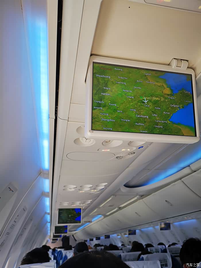 飞机上的显示屏标明了我们现在的位置