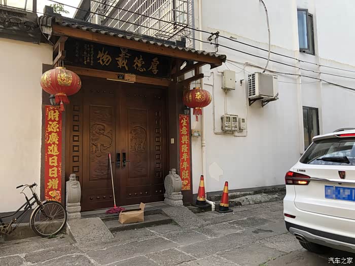 走进寺庙旁边的小