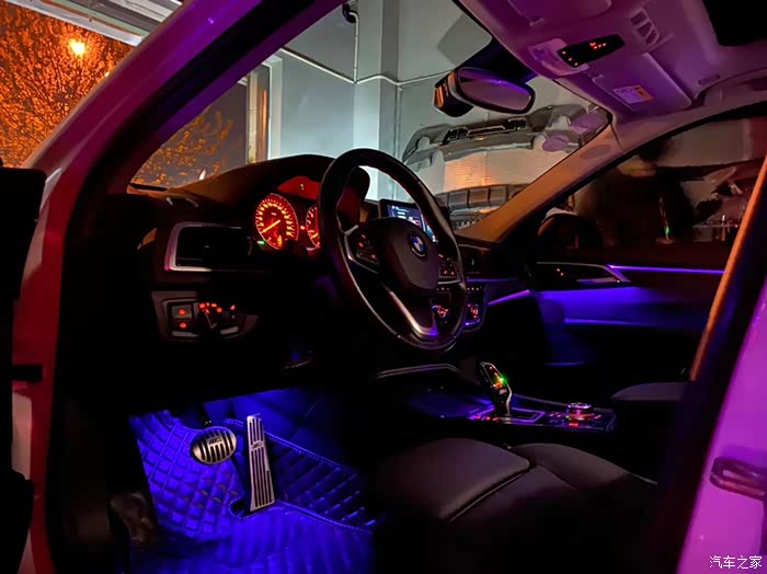 宝马1系三厢雷达全屏carplay后出风口氛围灯水晶