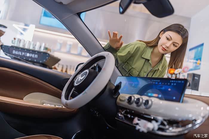 女闺蜜到店体验五菱缤果小资生活由它开启