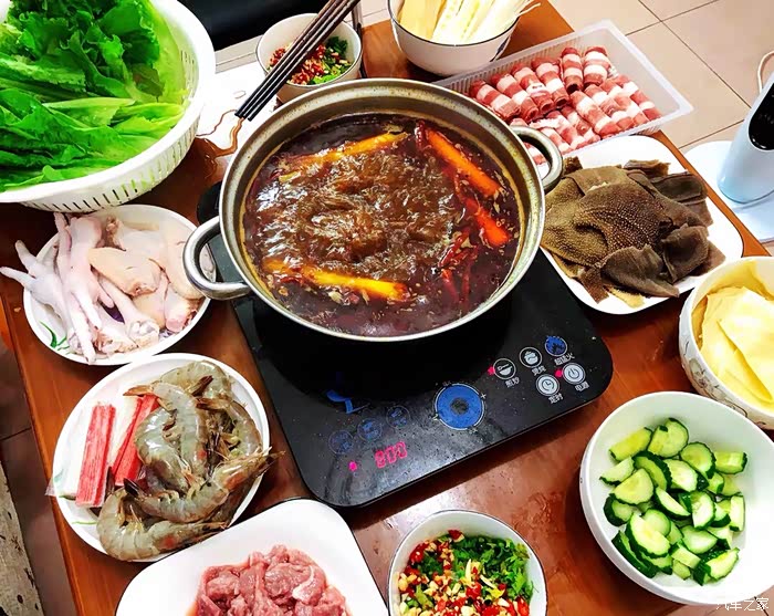 夏天最爽的事情就是,开着空调吃火锅!