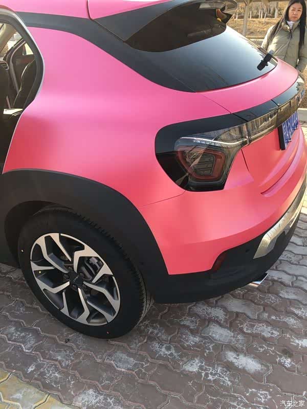 后侧特写:粉红色的领克02,走哪都是万众瞩目!