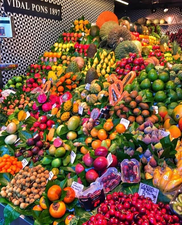 泰国某小镇上的水果市场