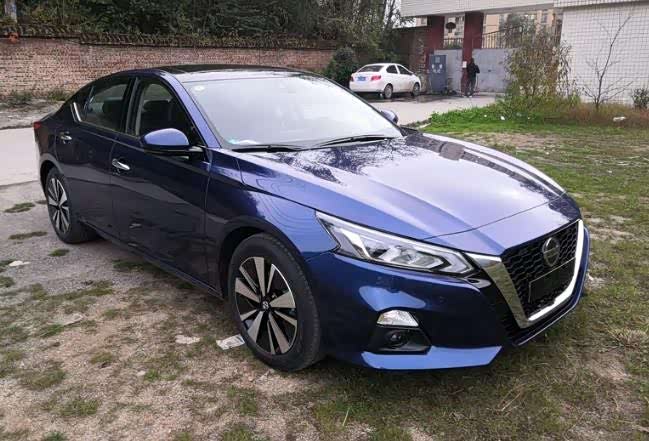 天籁外观确实好看,修长的车身,前脸也很霸气,实足的轿跑范