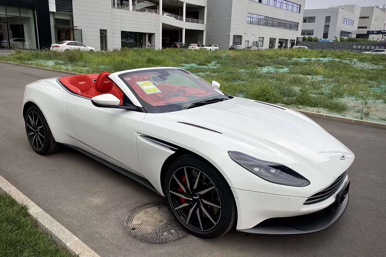 阿斯顿马丁 db11 敞篷 红白相间特别亮眼