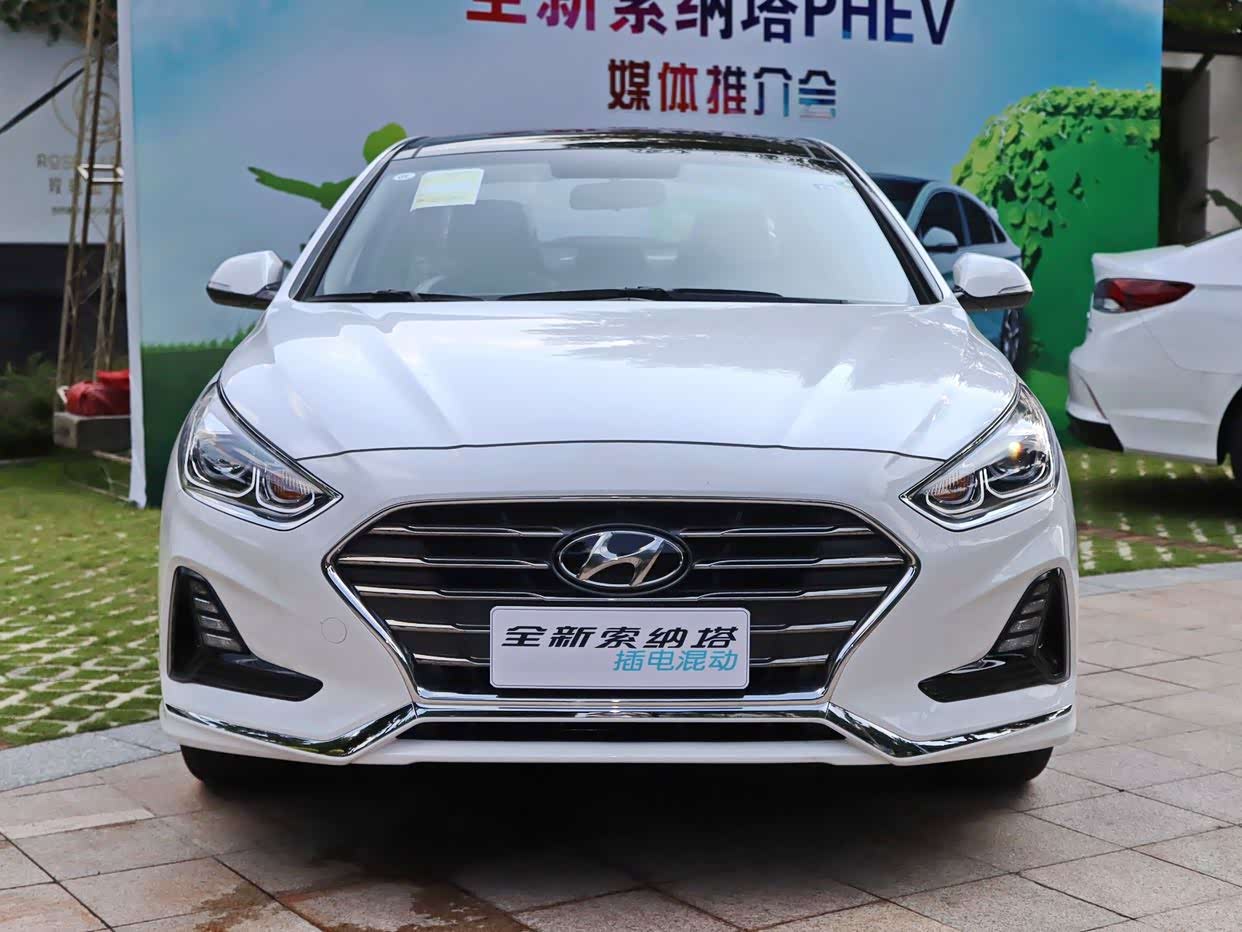 非常时尚的一款中型新能源汽车