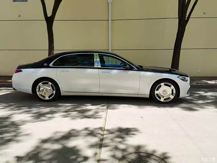 奔驰迈巴赫黑白双拼是最美的作品一道靓丽的风景线北京一老郭