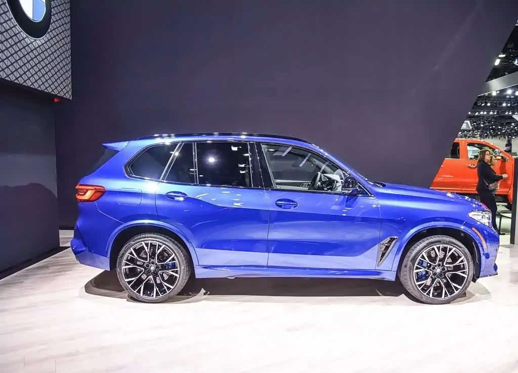 宝马x5m宝蓝色的颜色瞬间吸人眼球给人一种高雅美