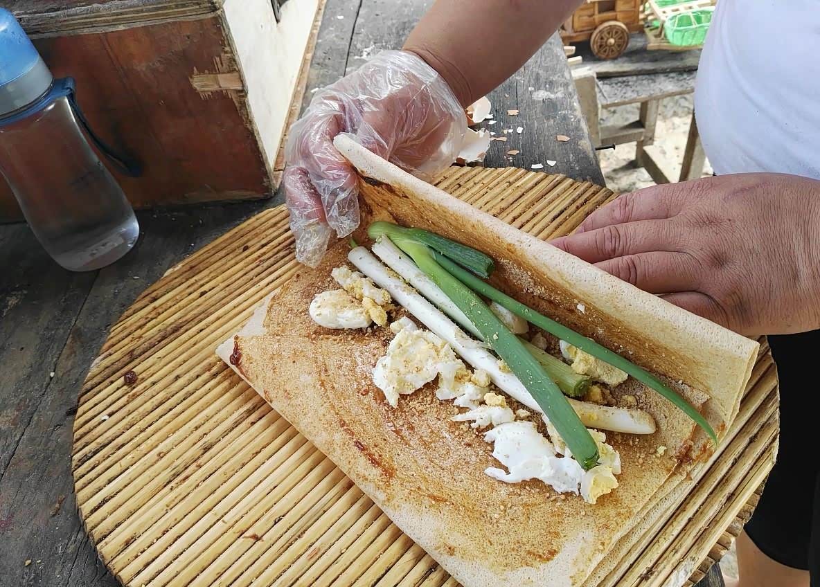 摆地摊卖小吃虽然辛苦,回报率却相当高,而且也深受大家的喜欢.