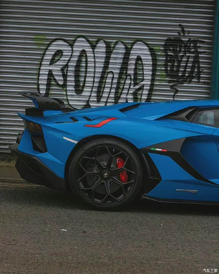 兰博基尼aventadorsvj帅气蓝牛