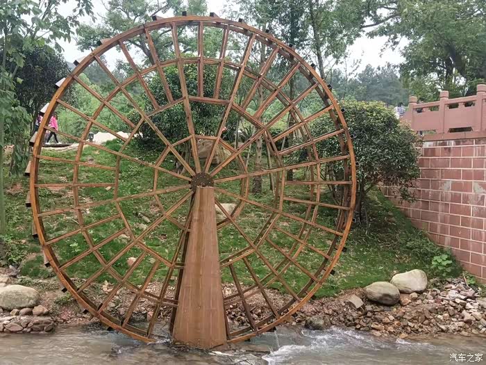好大的一个水车,水车在以前它可以用来舂米磨面,如果人住在高处,但水