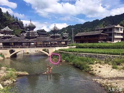 娃门就光屁股在河里洗澡看见我举起相机害羞遮挡起敏感部位