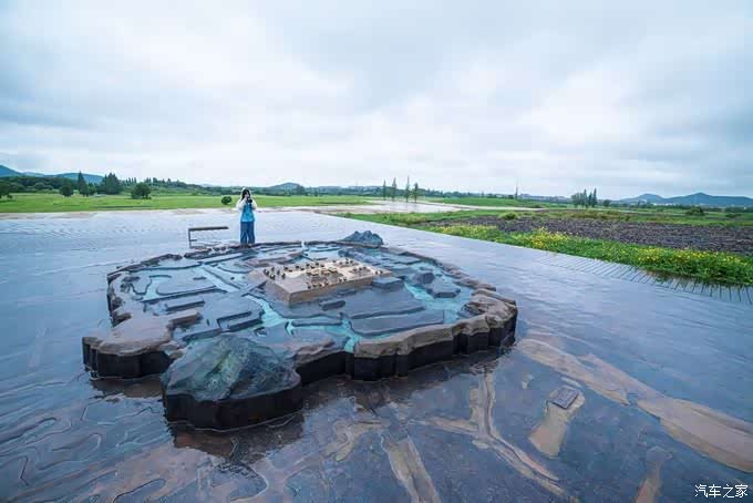 莫角山台地除了三座独立宫殿台基,还包括反山王陵,池中寺台地(粮仓)