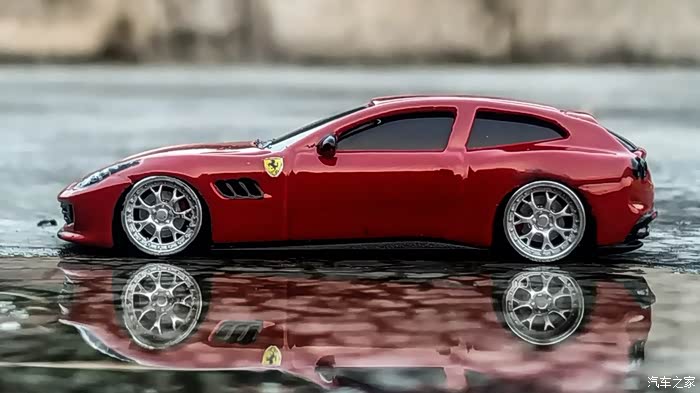 狂欢十二月开着法拉利gtc4lusso旅行车