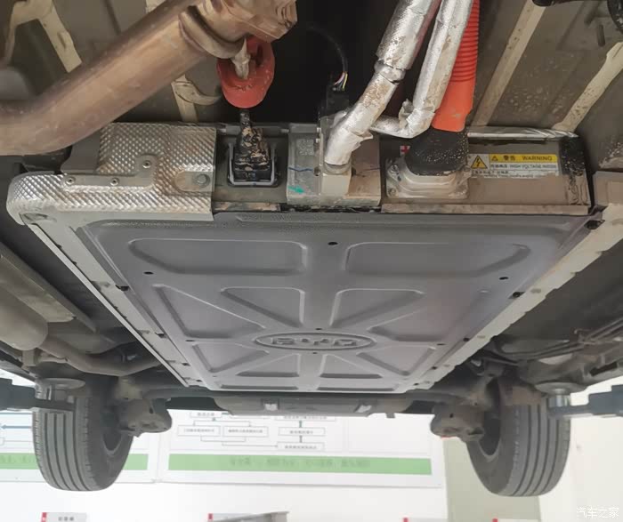 秦plus加装电池包下护板