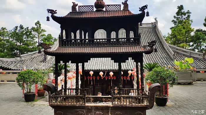 云霄宝殿前香火炉子