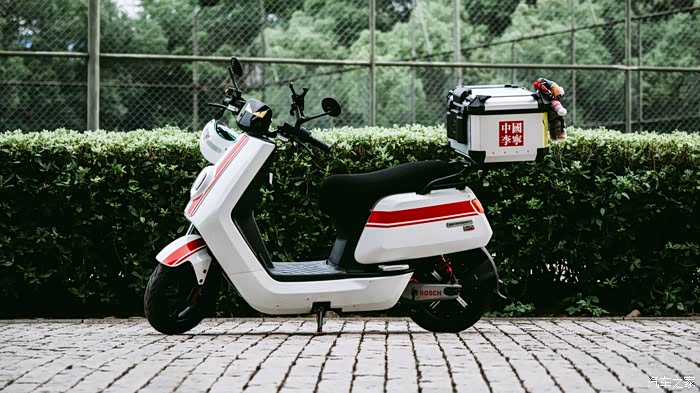 灰常电动车骑着小牛nqi顶配版追一场钢筋混凝土森林的日落