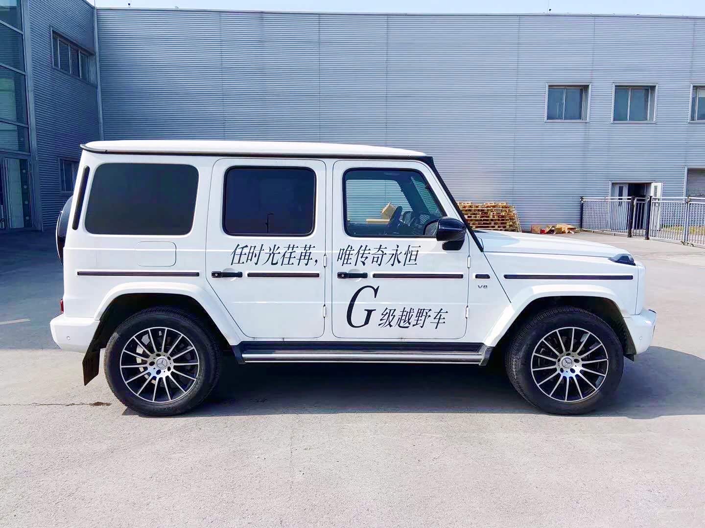 白色车身的奔驰大g是那么的优雅