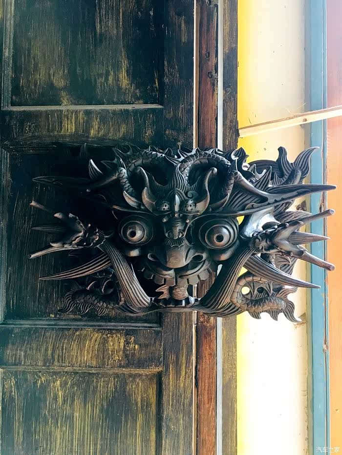 这个叫龙吞,吞口本来是一种老虎,这种吞口比较厉害,长出了龙须,于是就