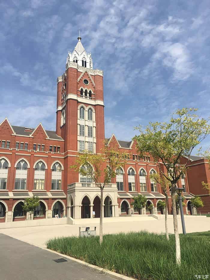 到学校了,学校也是真的美,一种英伦哥特式风格的建筑,相比其他学校的