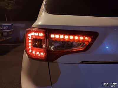 左后方的示宽灯,点亮后的效果在夜晚真的是很明显