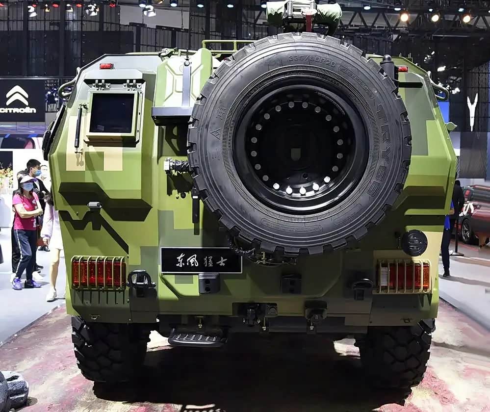 外观来看,三代猛士相比上代车型要精致了许多!