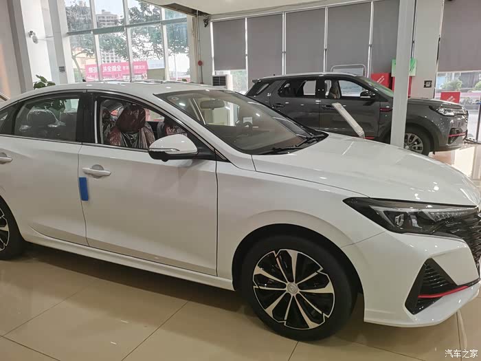 逸动plus白色经典