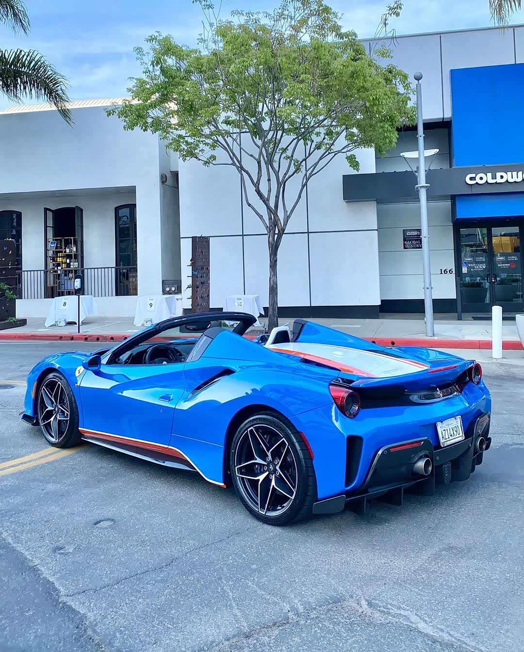 蓝色的法拉利最为年轻漂亮