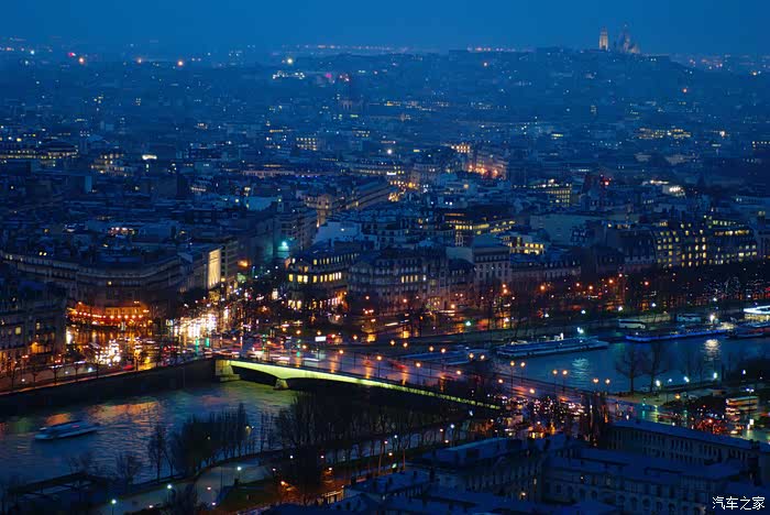 小巷交错风情浪漫情侣约会的圣地巴黎蒙马特高地