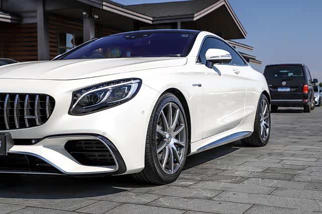amg s63采用了amg最新直瀑式进气格栅以及运动前包围