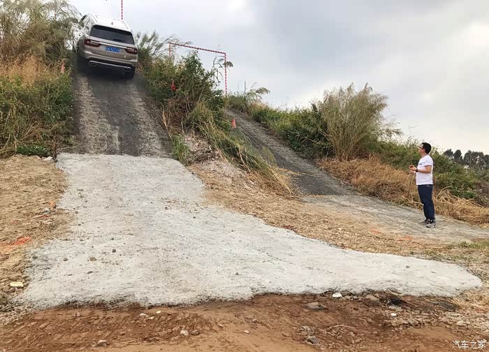 杨排挑战爬坡极限勇攀40度陡坡四位老兵为红旗助威