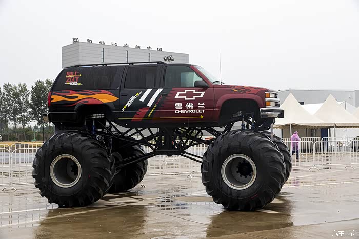 一进门雪佛兰大脚怪首先吸引了人们的眼球,这四个轮胎足有1.