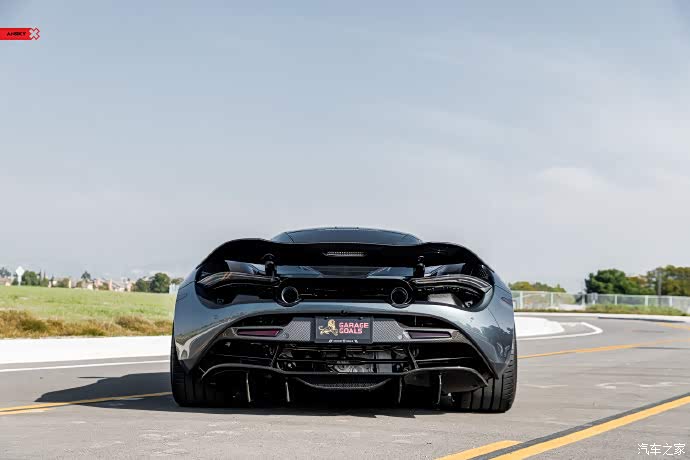 外形不错,高颜值,这个颜色的跑车也特别耐看 .