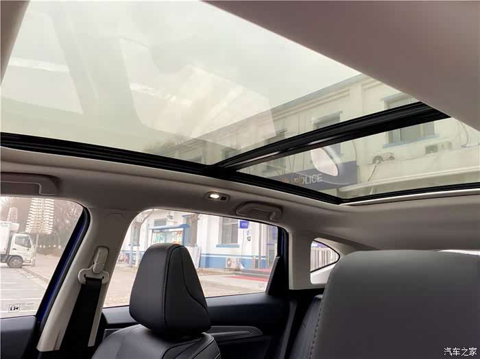 超大的全景天窗让车内看着非常的通透