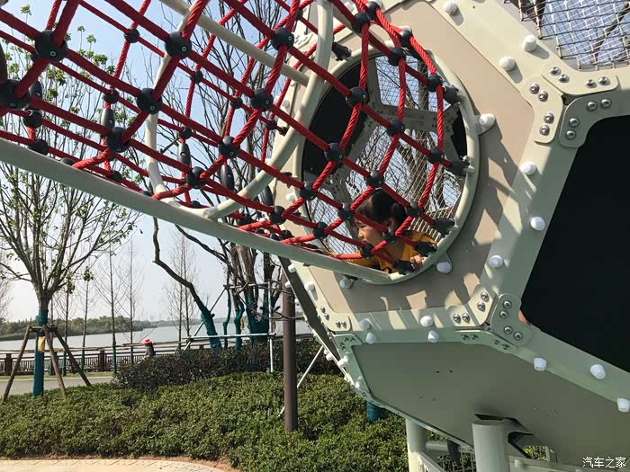 游记潘安湖湖边公园儿童的游乐场