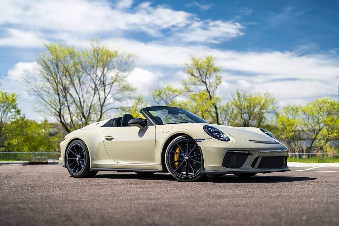 乳白色的911就是那么优雅