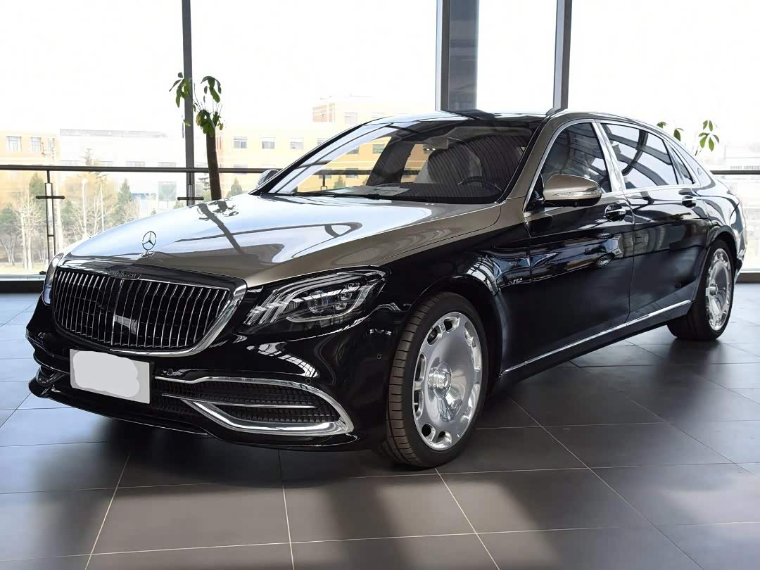 迈巴赫s680有着巨大的车身尺寸,有着非常棒的舒适性.