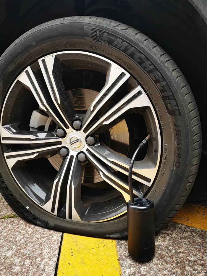 【图】小沃xc40扎胎后—胎压监测和电动充气泵显身手_沃尔沃xc40论坛