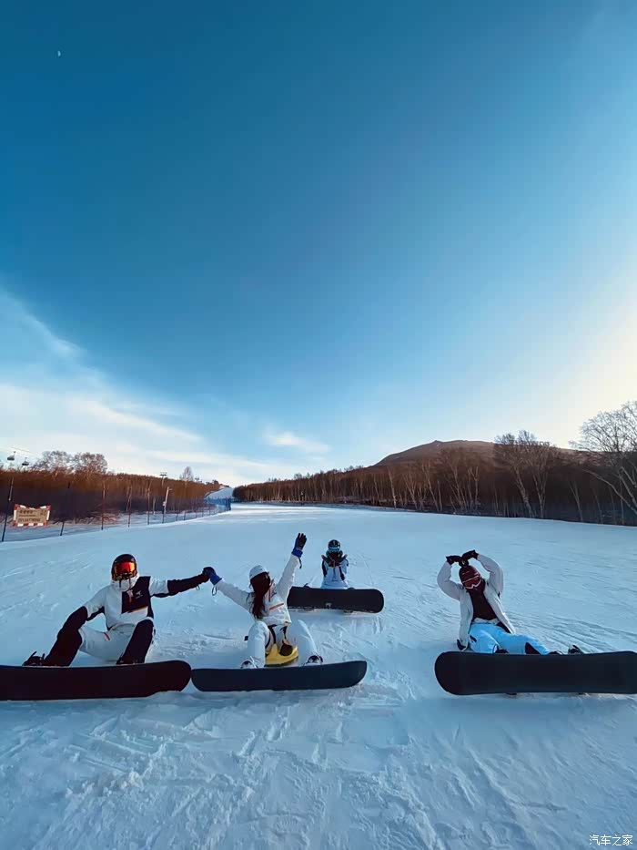 四人一起合影,摆个pose