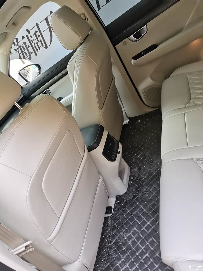 后排地板是纯平的,这个设计很好