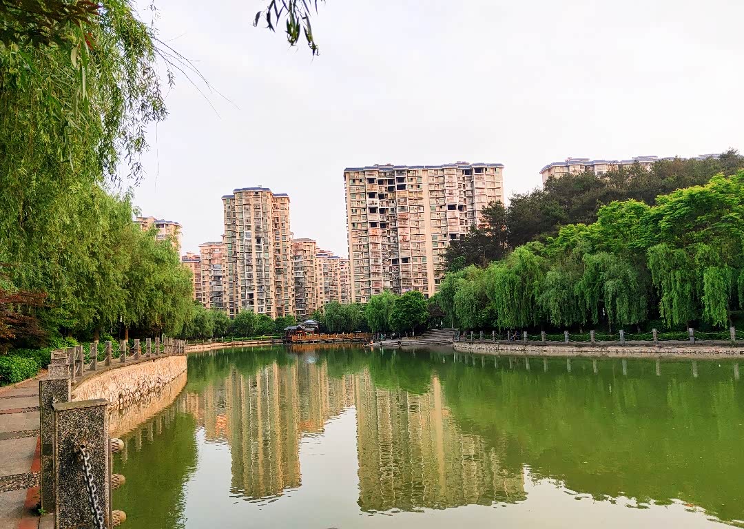 漫步昭阳公园,第一次陪娃儿妈过母亲节