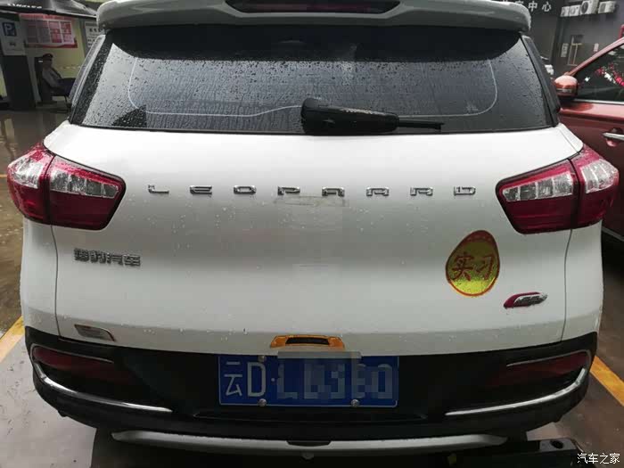 汽车的尾部带有猎豹汽车的logo,一排字母感觉有点高端的感觉,后备箱的