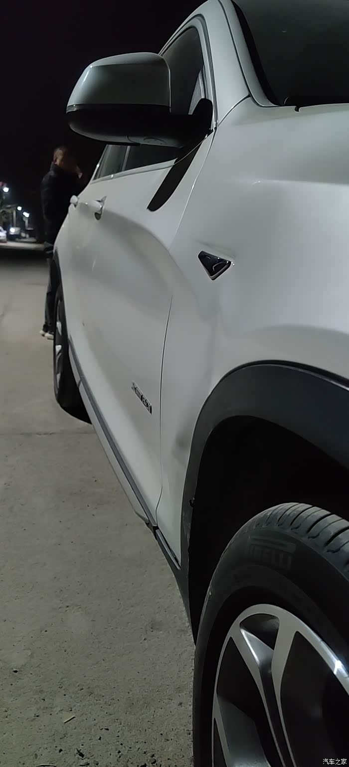 宝马x4的右前叶子板是什么材质的