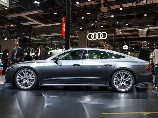 全新奥迪a7大尺寸的六边形进气格栅带有很强的视觉冲击