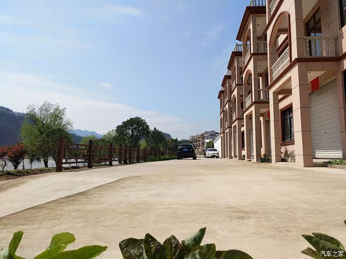 高配置与低油耗的vv5打卡多彩村庄马桥村